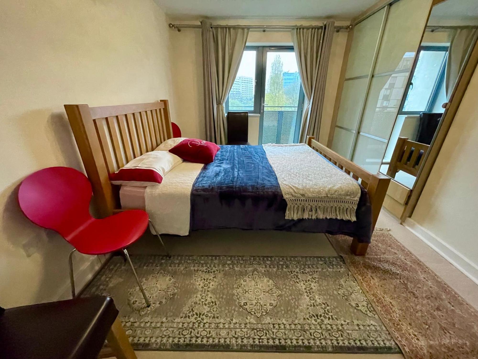 Waterfall Oasis: Luxury Wembley Apartment with Parking London Exterior photo