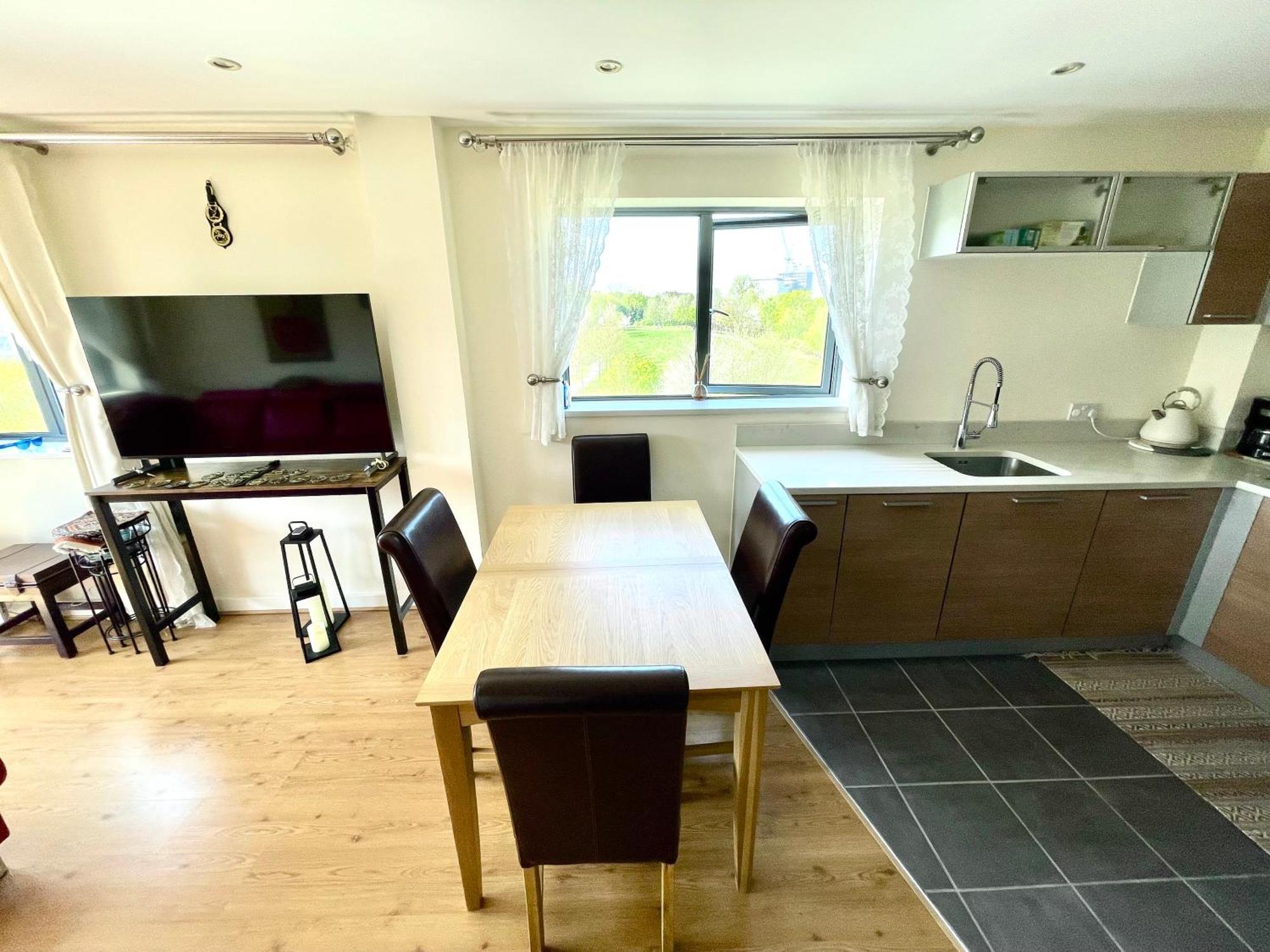 Waterfall Oasis: Luxury Wembley Apartment with Parking London Exterior photo